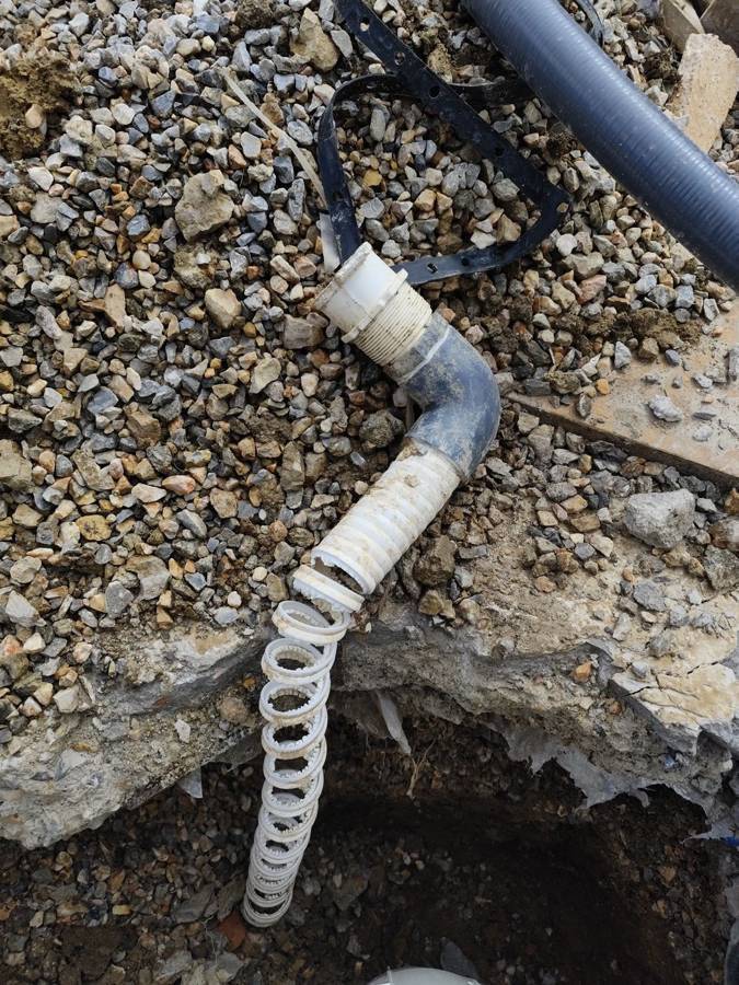 Coude de canalisation dégagé pour contrôle visuel du raccord