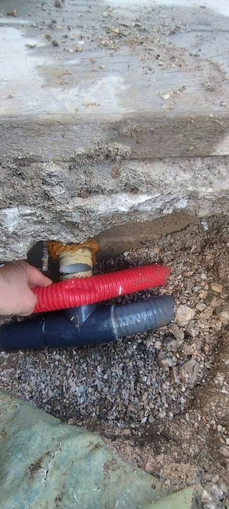 Raccordement du tuyau d'injection de gaz traceur sur une canalisation dégagée