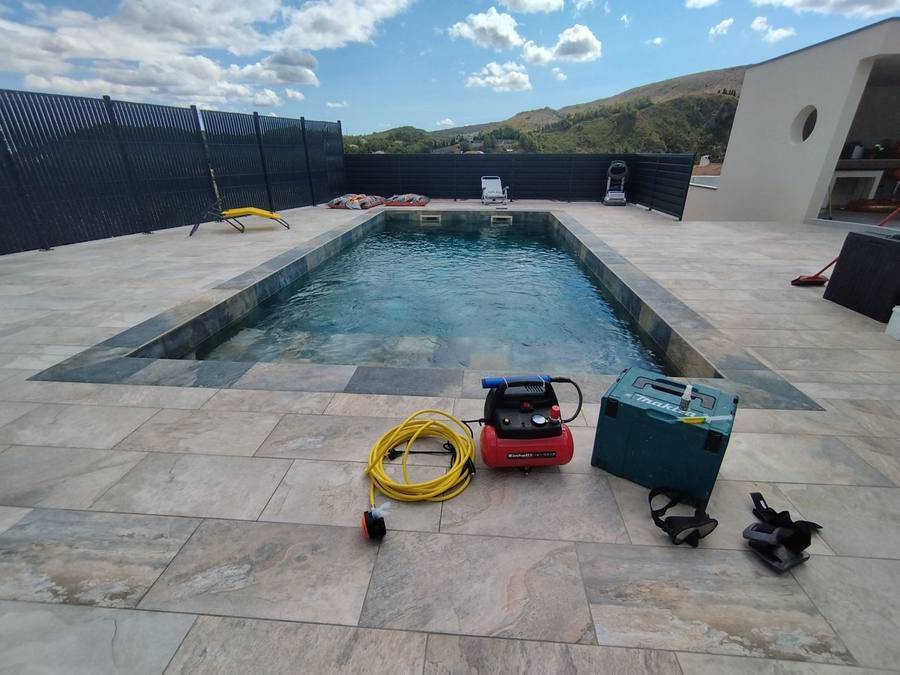 Matériel de détection installé au bord d'une piscine avant intervention